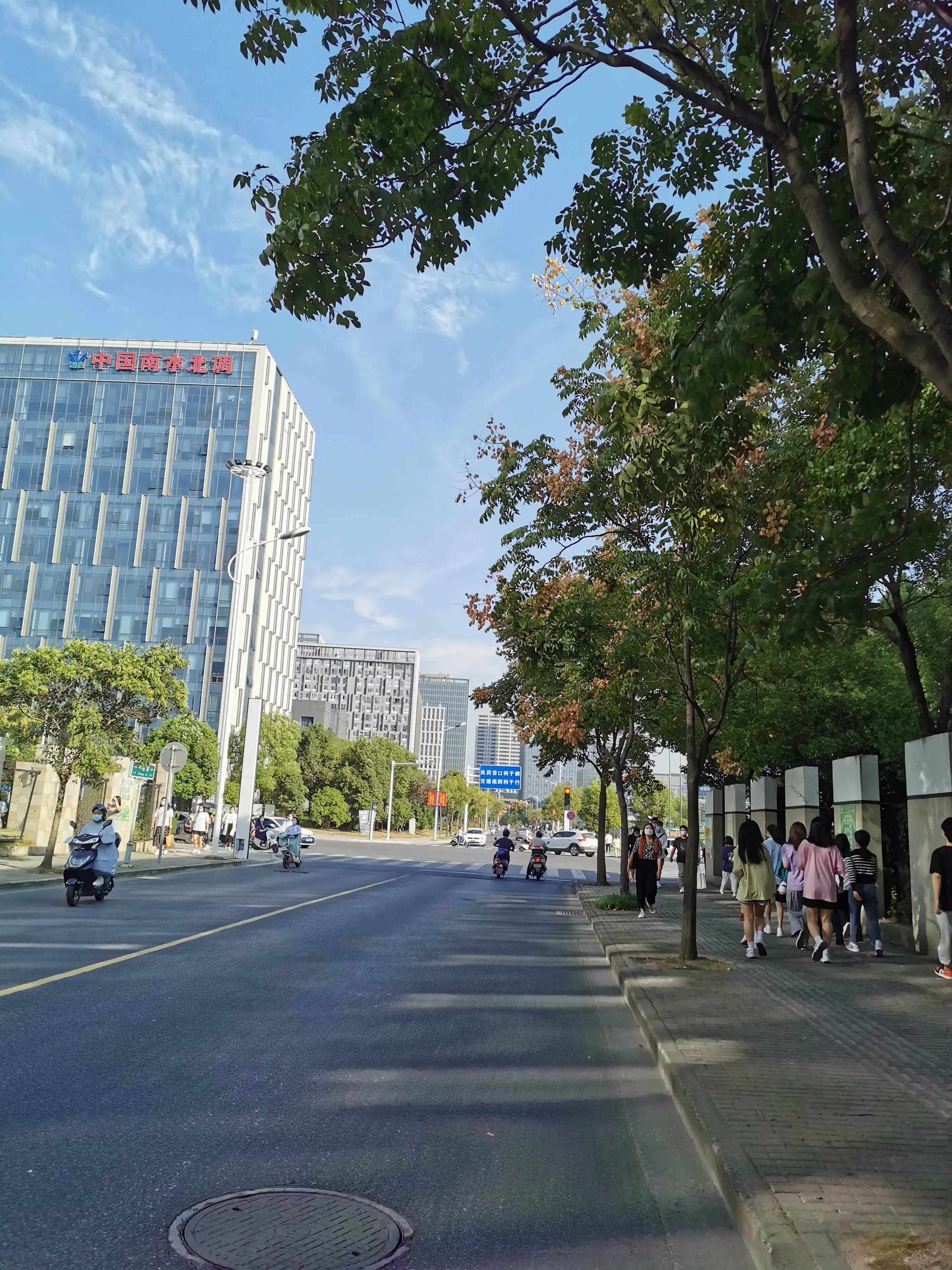 原来扬州的年轻人都在广陵新城上班,这里不知不觉发展的这么好了