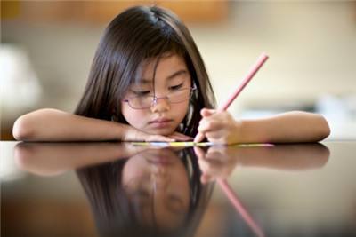 左撇子有什么好处和坏处,孩子是左撇子需要刻意改吗