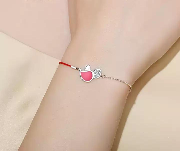 本命年红色运动套装戴帽子,本命年红绳子黄金小配饰手链