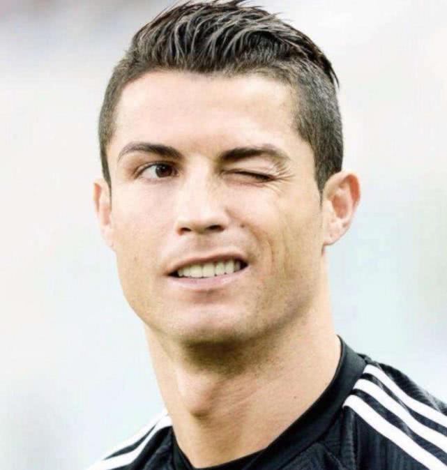 c罗搬球门,c罗与迷你罗在球场踢球热爆球迷