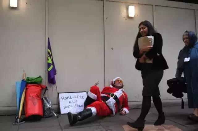 伦敦大混乱！*威示**者“血染”财政部，躺尸唐宁街，这是要上天？