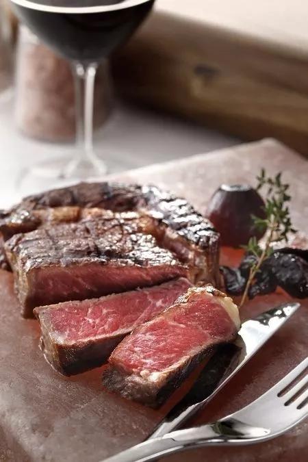 五成熟牛排切开会有血水,原切牛排有血水可以吃吗