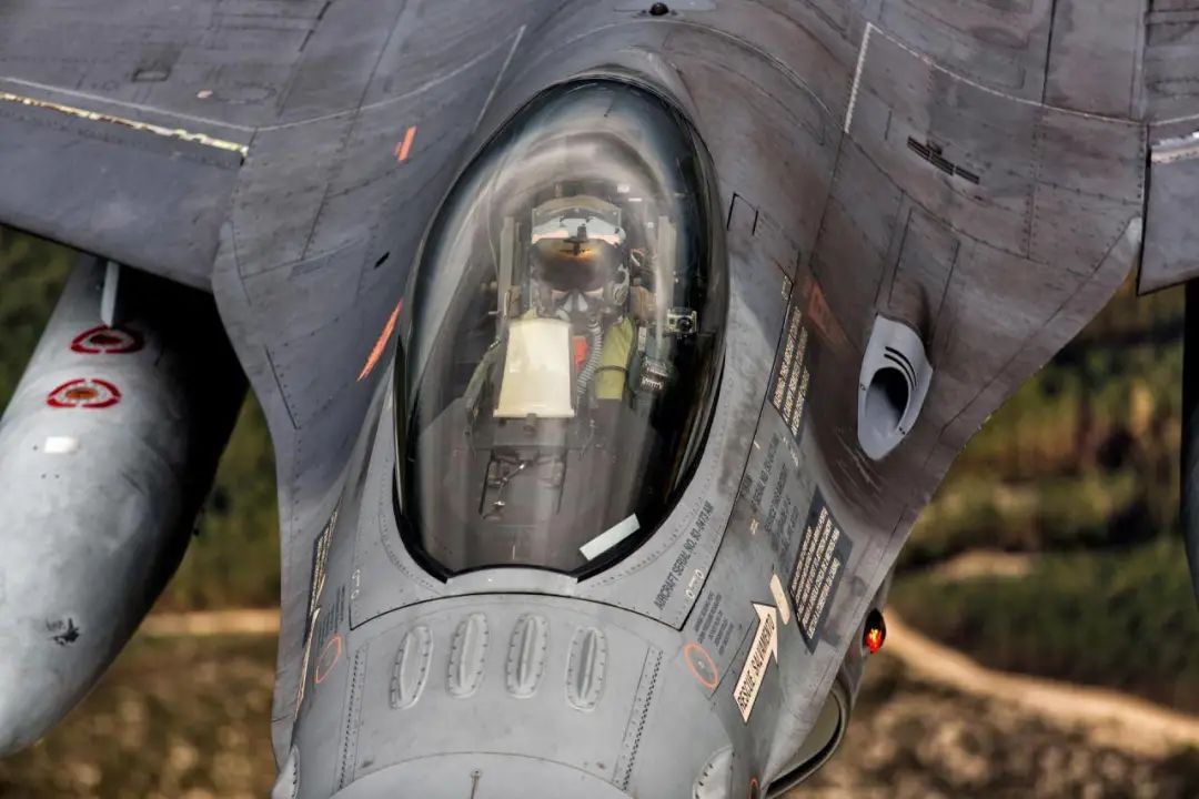 女飞行员如何在空中上厕所？美国又出黑科技，解手还能这么玩