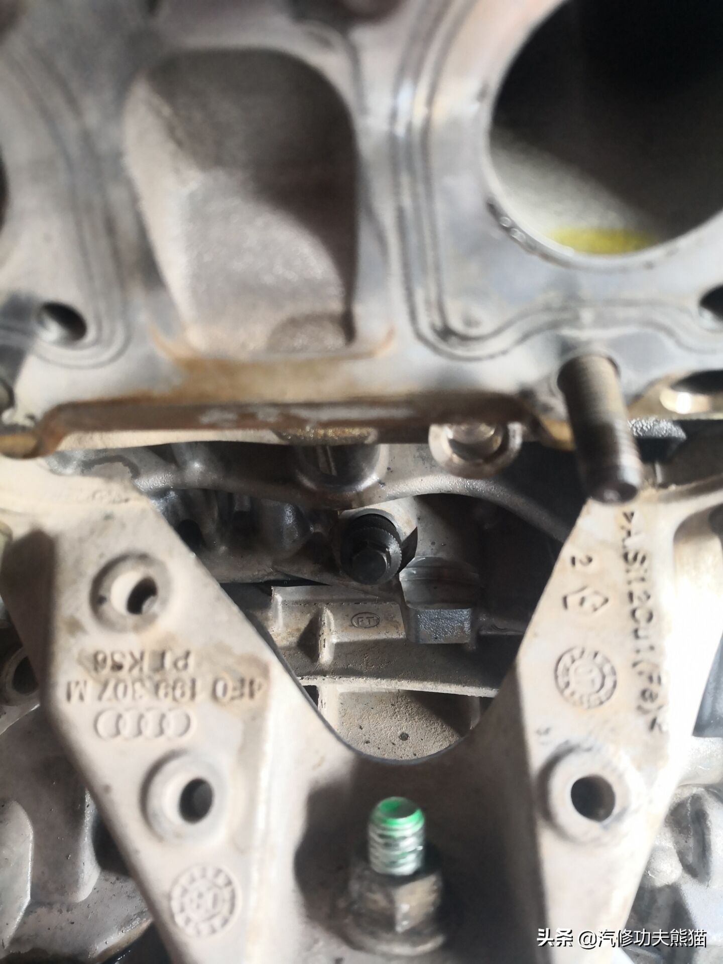 16款奥迪a6l2.5自吸发动机漏油,奥迪a6l2.4免拆烧机油处理靠谱吗