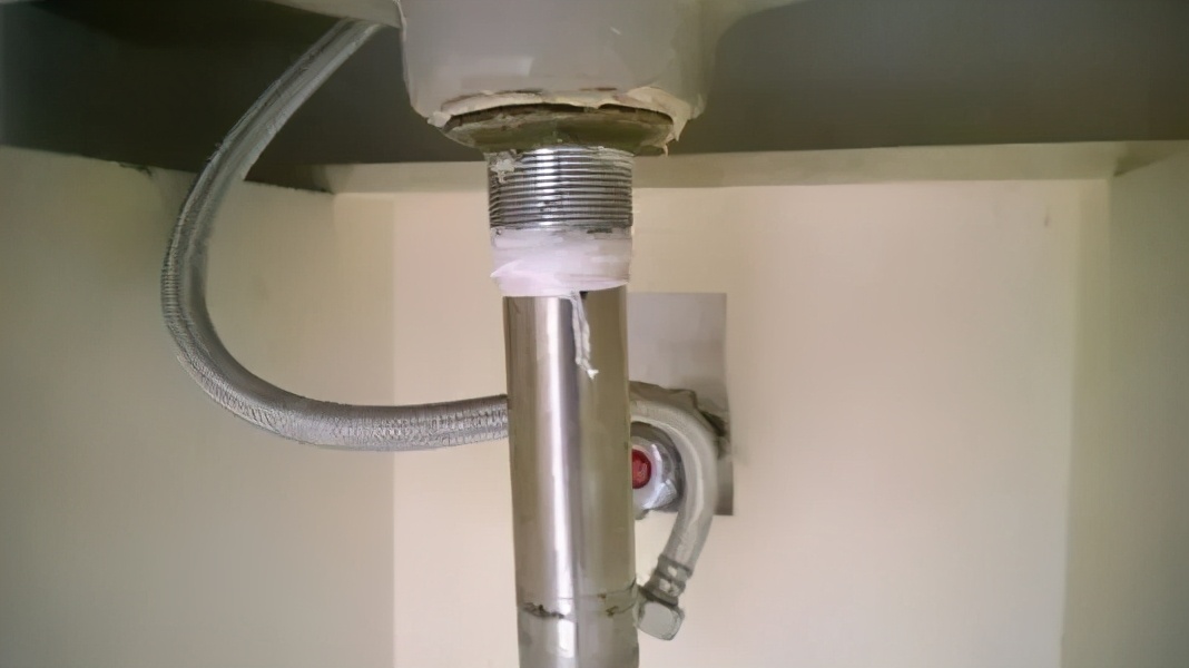 洗手盆下面的水管漏水找谁修,洗手盆下面的角阀漏水怎么办