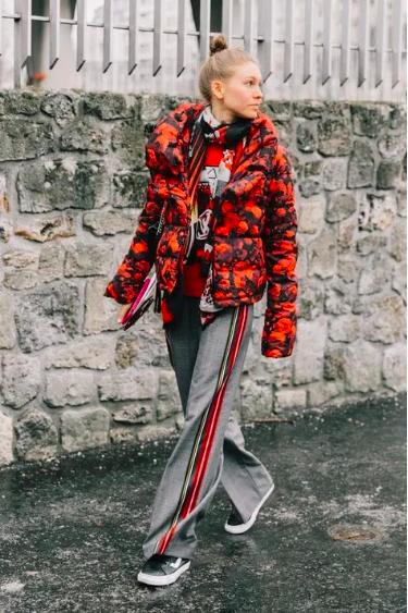 短款宽松羽绒服搭配单跟鞋,洋气短款羽绒服搭裤子