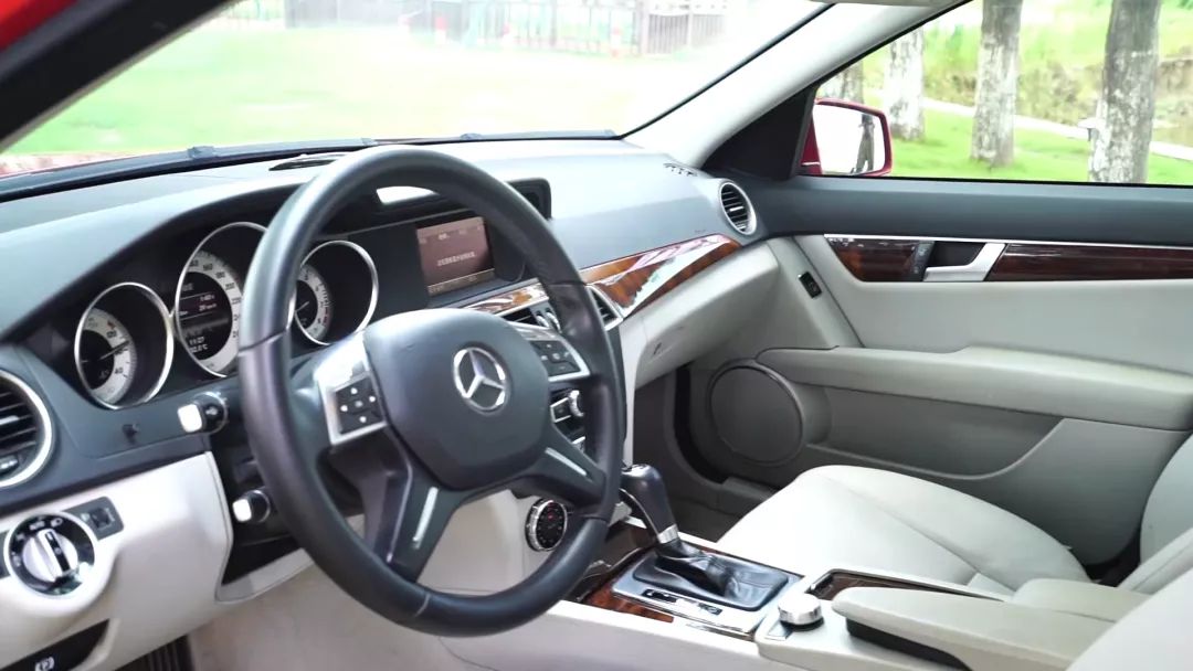 评两代奔驰C级：颜值就是战斗力