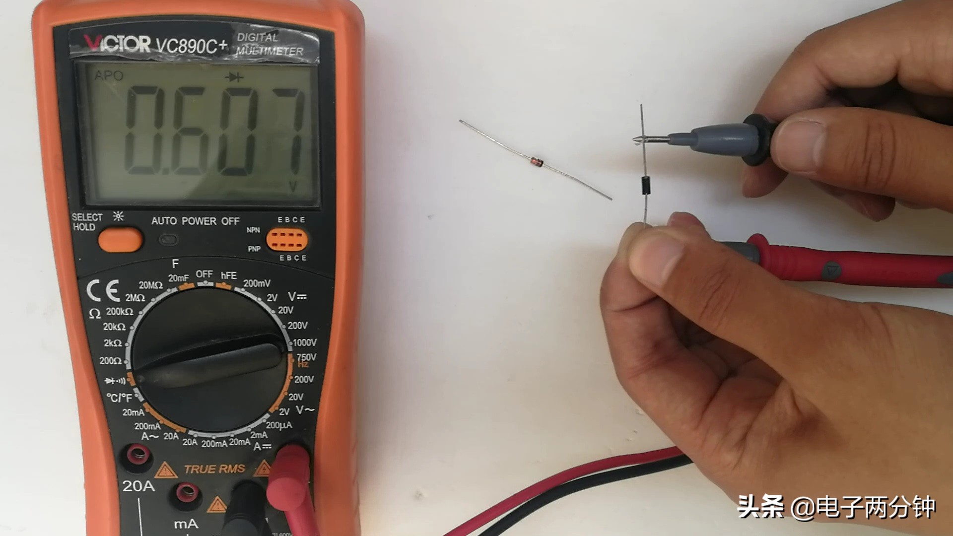 常用万用表怎么测量,万用表使用方法动画讲解