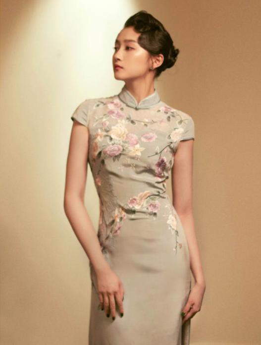 旗袍可以诠释各种美,风姿绰约温婉优雅的旗袍美女