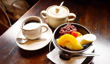 在阿尔卑斯山下一个中餐馆吃午饭,在阿尔卑斯山的悬崖喝杯咖啡