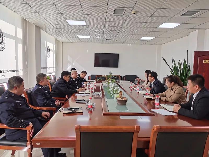 反诈进行时警企联动共筑反诈堤坝,警企同行反诈同心预防电信诈骗