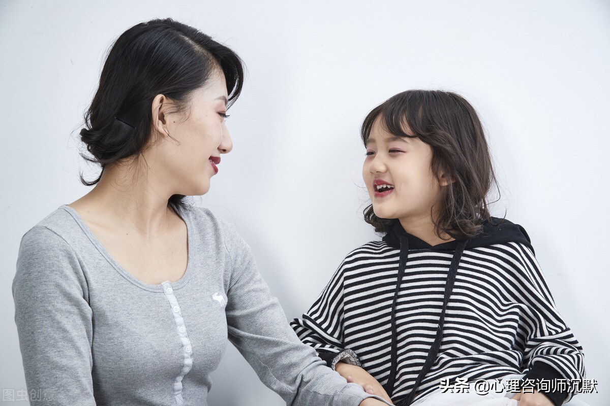 初中女孩沉迷手机不上学,女生沉迷手机不上学