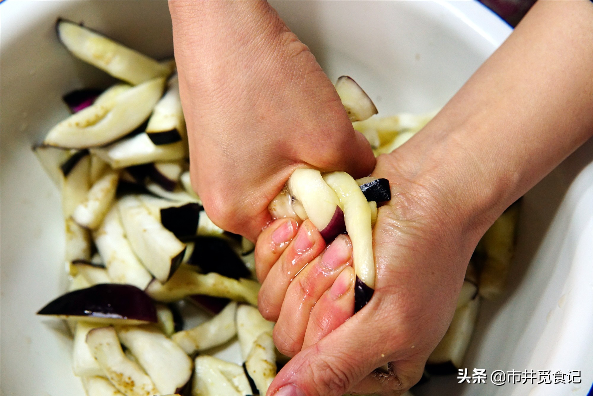 炒茄子费油只需小技巧,茄子不要直接下锅炒费油还不入味