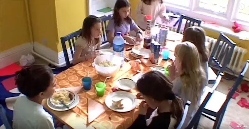 没有大人管的小孩子,没有大人管的孩子