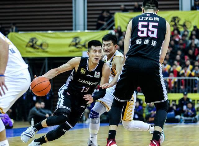 禁赛两场+罚款10万！广厦主场穿绿毛衣的那个人被CBA处罚了