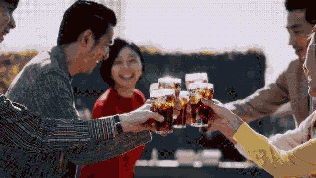 绿色冰块吃起来嘎嘣脆清凉解暑,冰块解暑神器