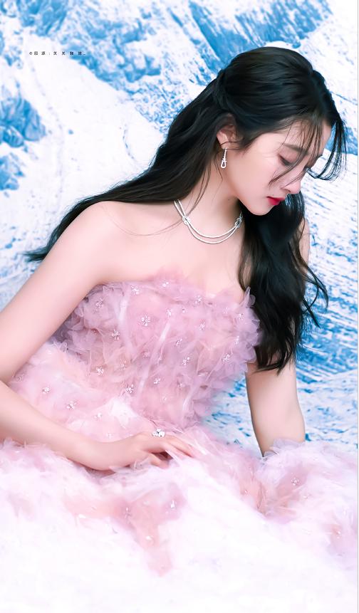 关晓彤穿的鞋子和袜子,关晓彤红袜子