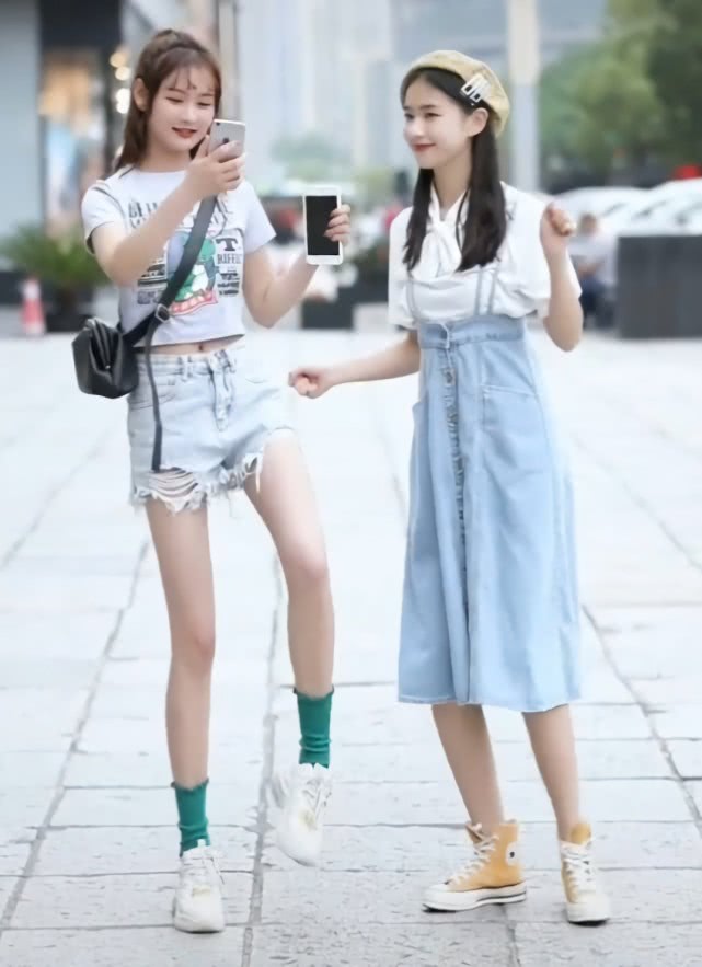 闺蜜两人跳舞，右边“踩进花园里”，左边则“走向树林中”，巨潮