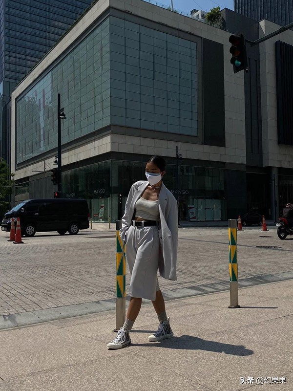 明星紧身牛仔裤的搭配,明星宽松裤子搭配