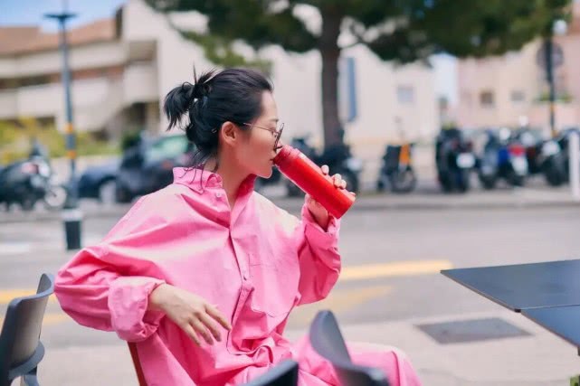 许晴穿着玫红色旅游鞋是啥牌子,许晴黑色长裙搭配图片