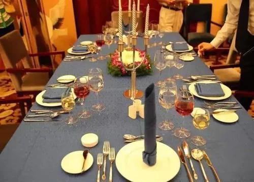 西餐厅吃牛排暂时离开怎么摆刀叉,吃牛排如何拿去刀叉