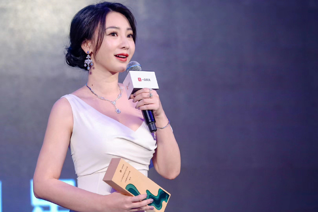 39岁柳岩终于换发型,39岁的柳岩减龄秘籍在这里