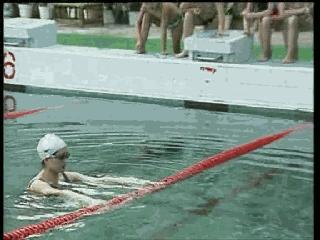 自由泳滚翻转身蹬壁,前滚翻动作练习方法步骤