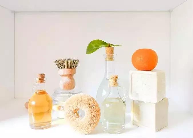 往脚上涂花露水会怎么样,花露水喷脚上有什么用