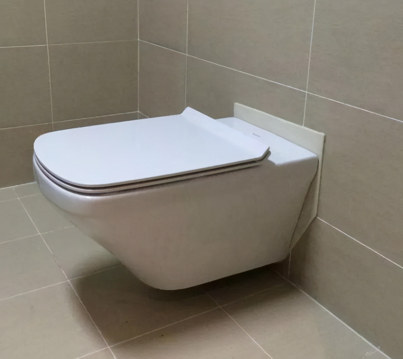 卫生间整墙设计翻车案例,下沉式卫生间翻车补救