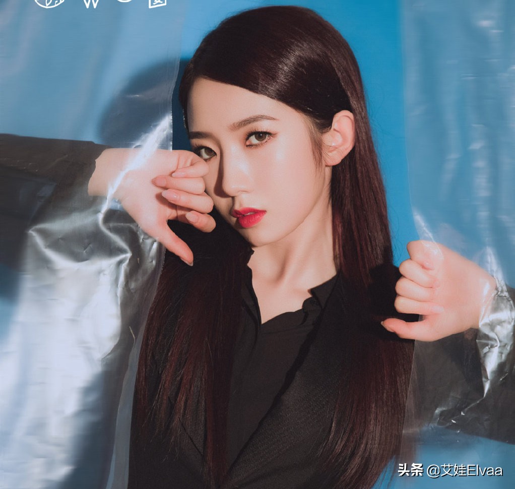 孟美岐身穿露脐装皮裤酷劲十足,孟美岐出席时装周