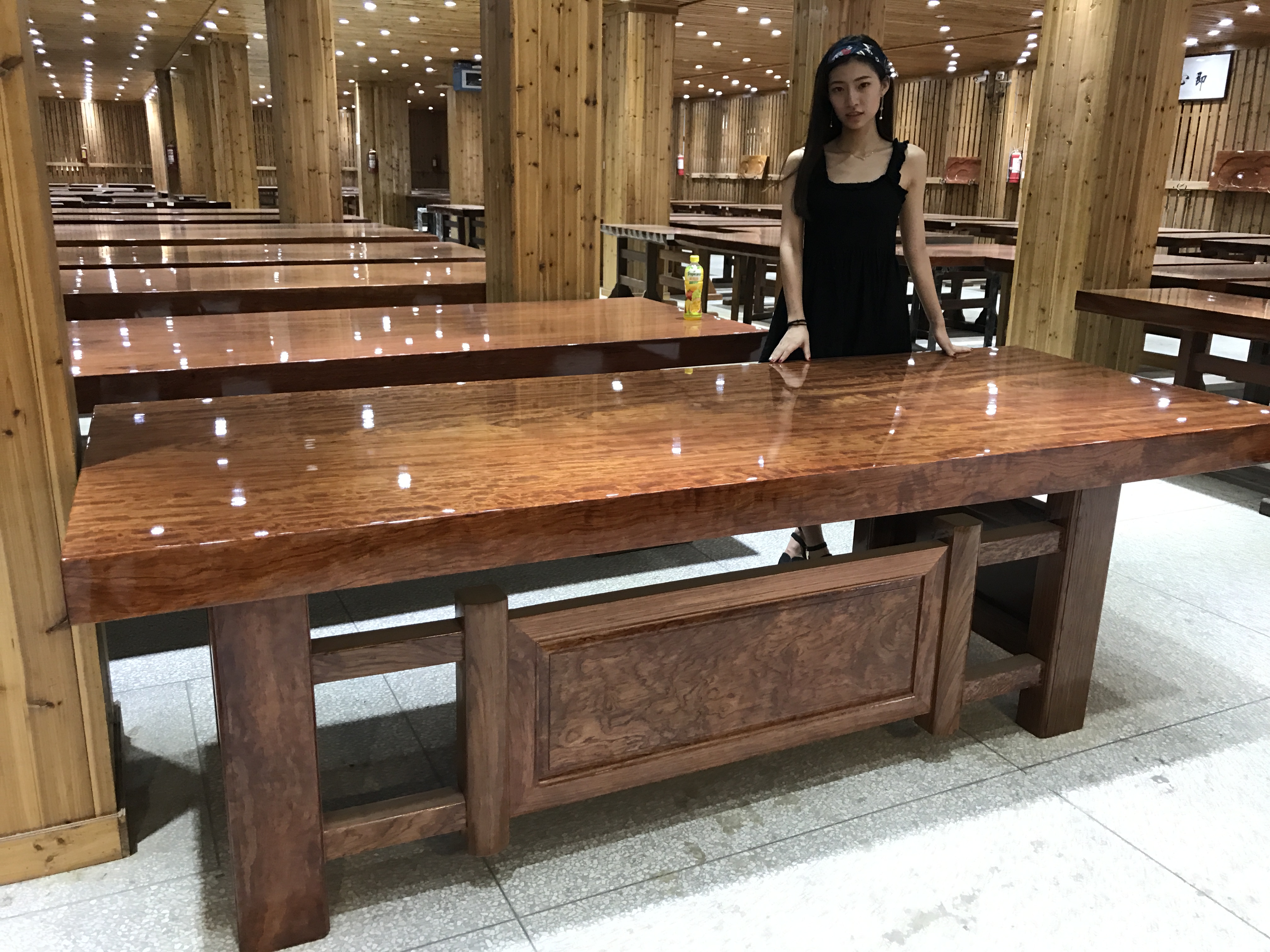 成都土豪50岁娶媳妇，聘礼给70吨，整整5卡车，漂洋过海太浩大