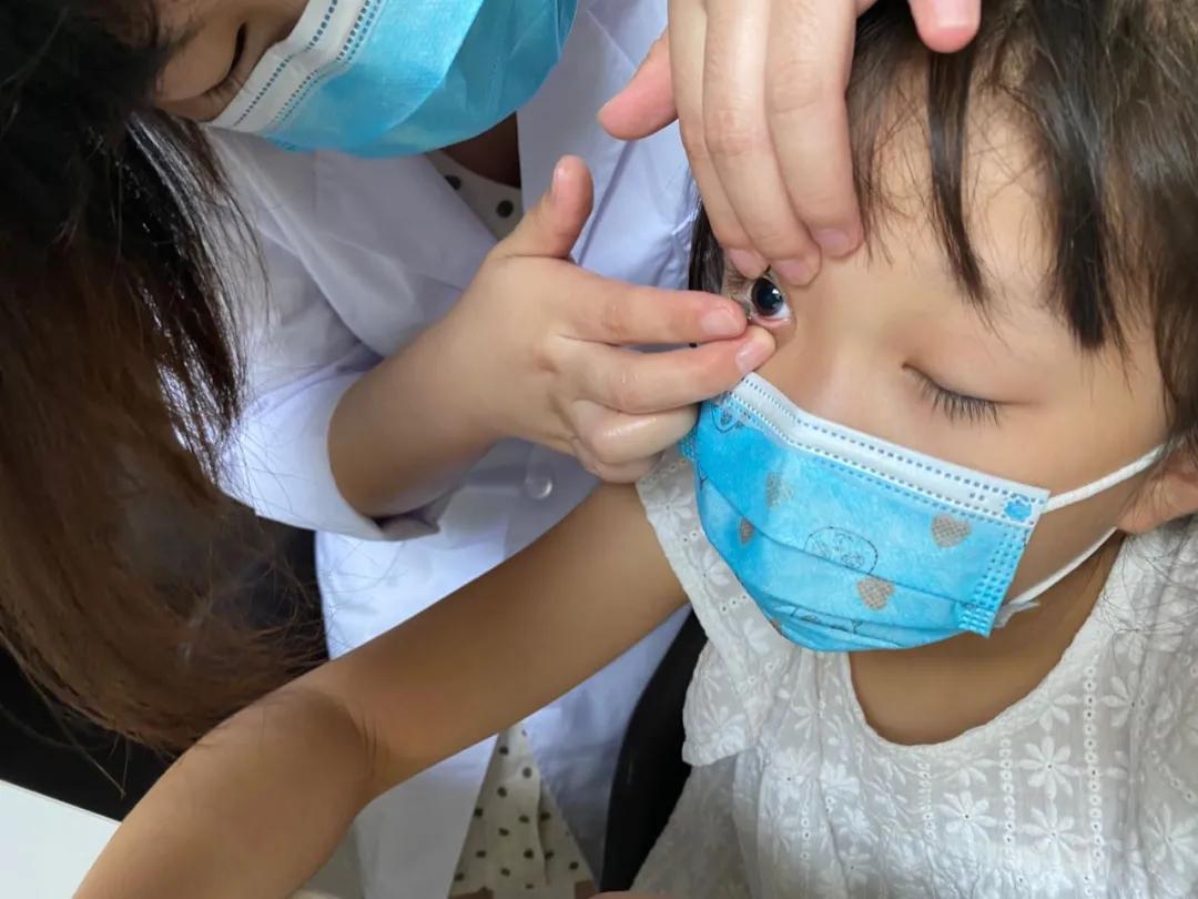 我的天！8岁暖暖竟然150度真性近视了