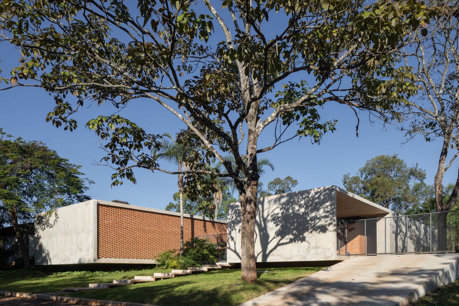 巴西利亚原始的清水混凝土与红砖打造的别墅