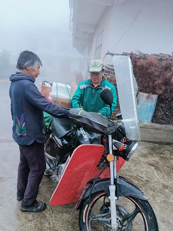 「最美*党**报投递员」孙洪文：坚守蕲北山区32年，风雨邮路映照初心