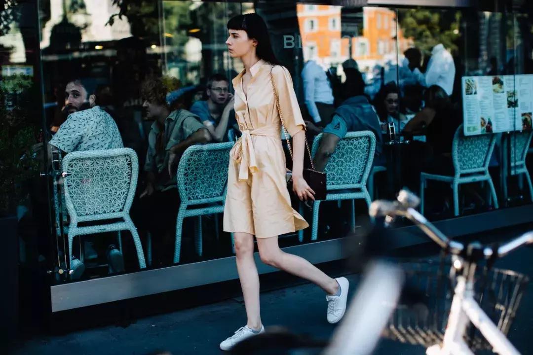 天气回暖怎么穿?裙子+运动鞋是时尚人群中热度最高的搭配法则