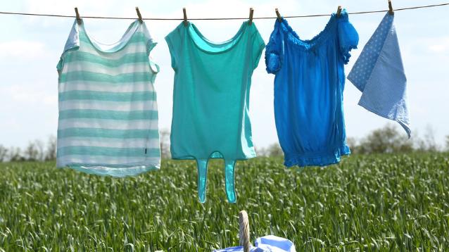 阳台晾衣服看着不美观还不方便怎么办？有哪些方法可以解决