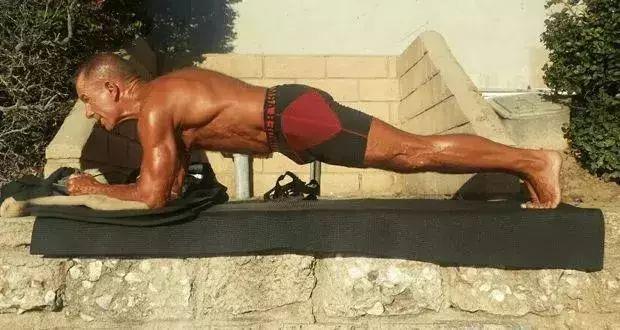 9小时30分钟平板支撑世界纪录,平板支撑吉尼斯世界纪录保持者