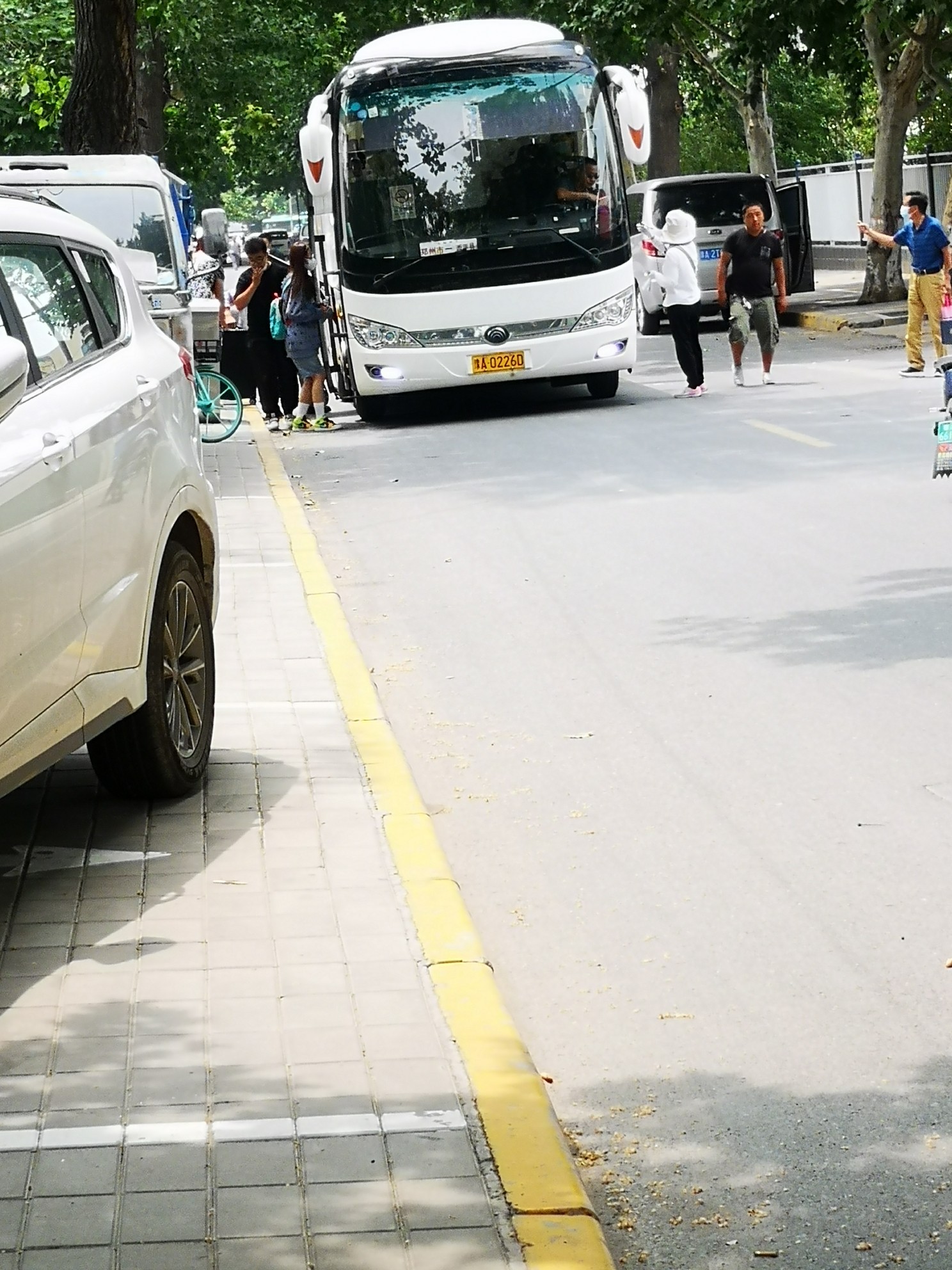 暗访郑州客运站,都市报道郑州大巴车站外揽客