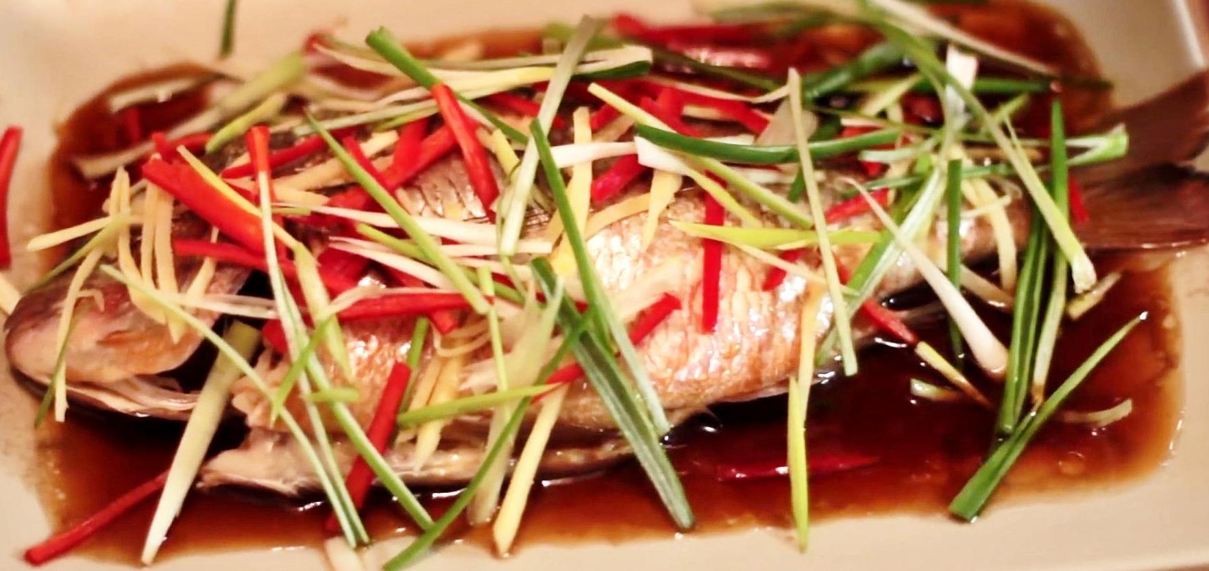 饭店里的清蒸鱼是怎么做的,为什么饭店里蒸的鱼那么嫩