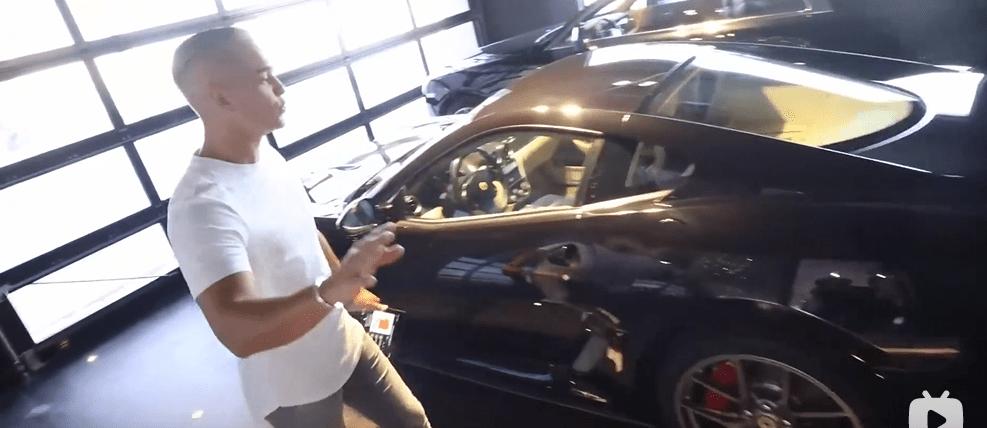 迪拜男子奋斗十年买下劳斯莱斯,迪拜小伙卖掉劳斯莱斯买法拉利