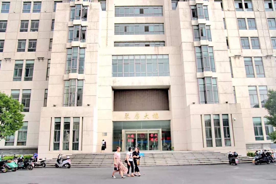 武昌这所低调的大学坐拥一线江景，教学楼窗外就是黄鹤楼