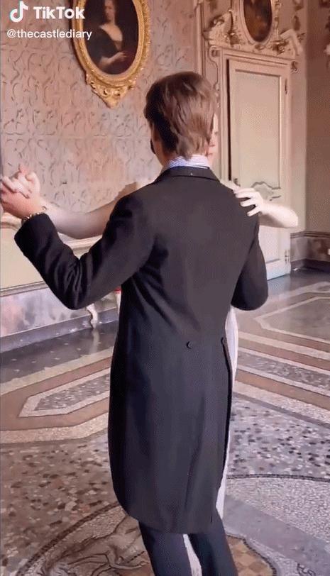 疫情期间住古堡，国外普通女大学生迅速成百万网红，获千万点赞