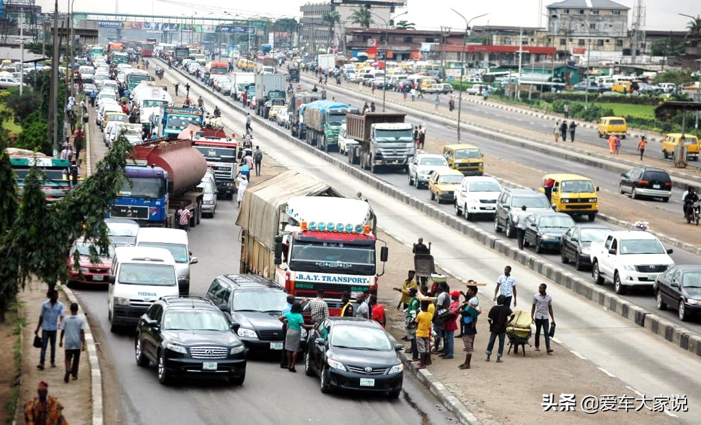 手动挡上坡堵车走走停停怎么开,手动挡上坡堵车视频教程