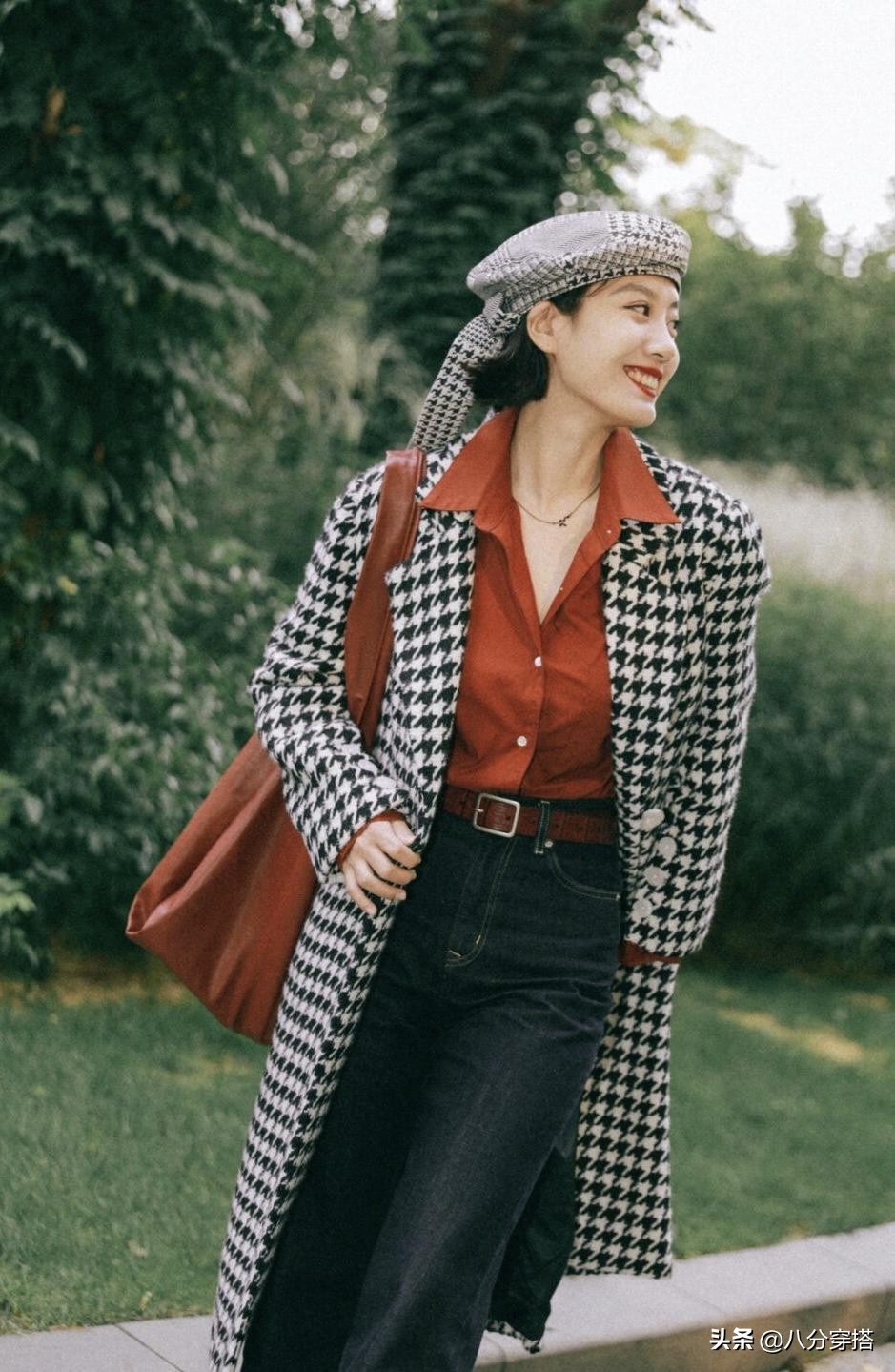冬天“千鸟格大衣”怎么穿才高级？看看这些穿搭示范，保暖又显瘦