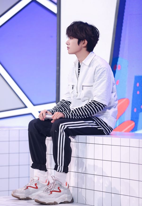 易烊千玺综艺节目评价,易烊千玺综艺准备惊喜却被发现