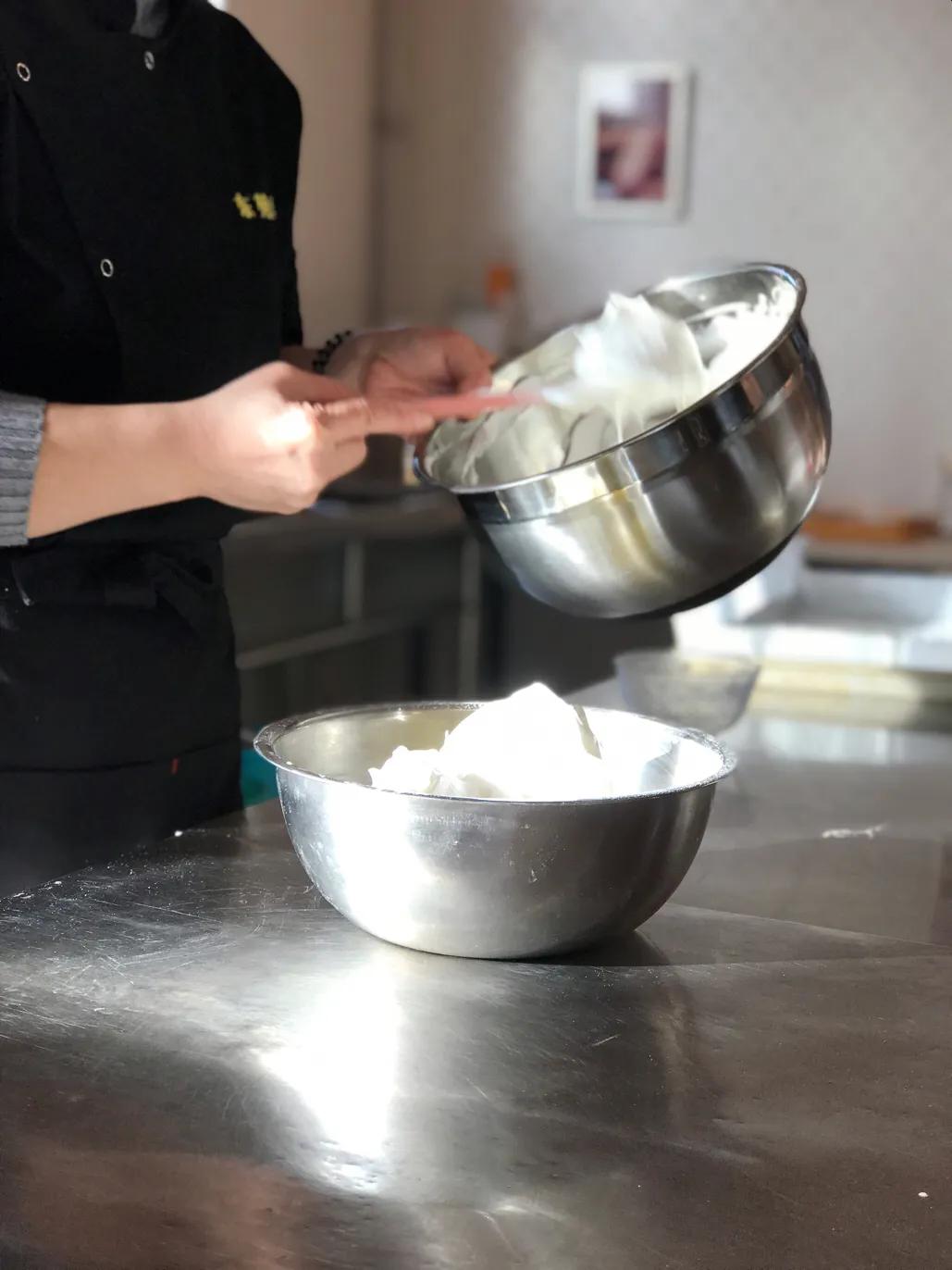 如何自制戚风蛋糕卷,草莓酱戚风蛋糕卷做法烤箱