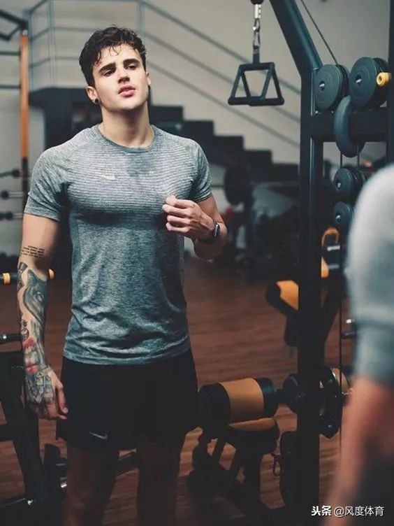 健身肌肉男穿衣搭配图片,肌肉男在健身穿衣搭配