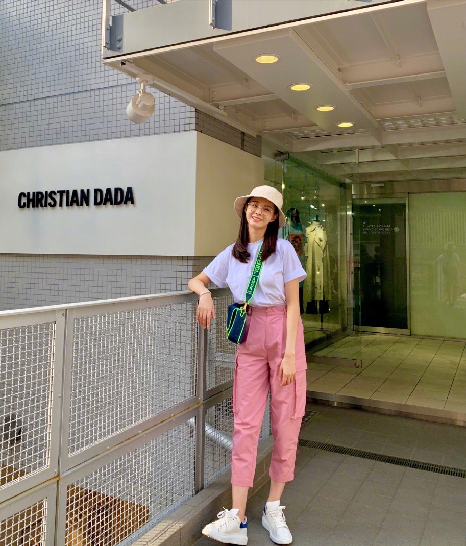 沈梦辰穿绿色衬衫配高腰短裤,可爱沈梦辰穿粉色卫衣