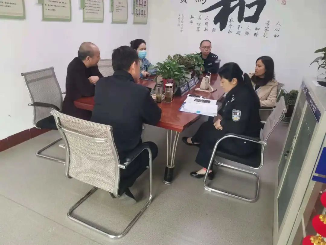 警灯闪烁警笛声响110,警灯全部闪烁提高震慑力