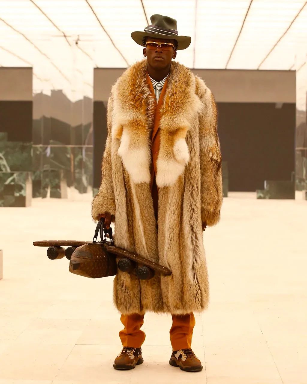 lv全新特价包,lv飞机包售价25万